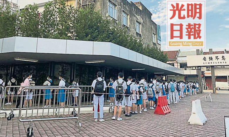 日新獨中眾多學生排隊等候檢測體溫,通關者才能進入課室。
