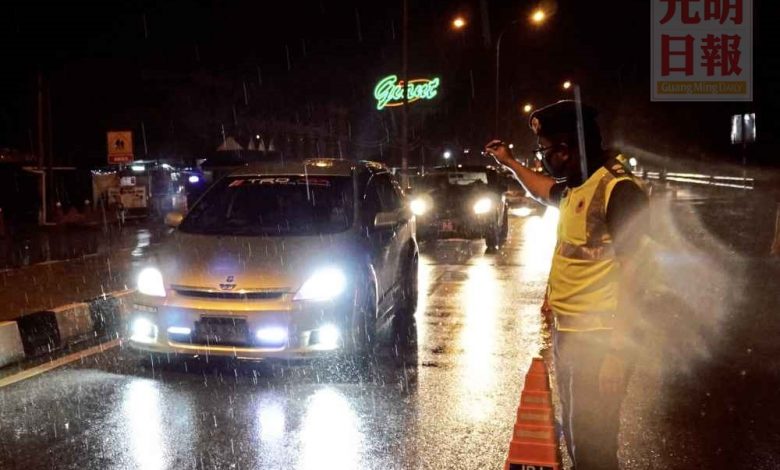 玻州陸交局執法組在短短半小時內的路障檢查，發現6輛汽車改裝車子大燈，裝上幻彩氙氣車燈。
