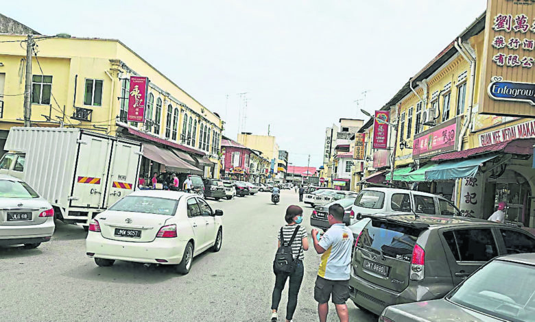 麻坡貪食街街邊小販自首階段行管令至今不獲批准營業，小販生計深受影響。