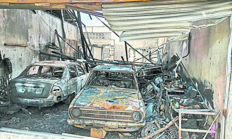 噴漆廠內的轎車全被燒燬。