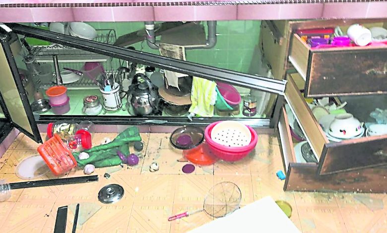 爆炸事故發生後，死者住家的廚房用具散落滿地，現場一片凌亂。
