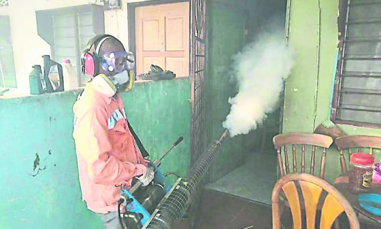 巴生市議會派員到社區噴射蚊霧，盡一切可能撲滅毒蚊。