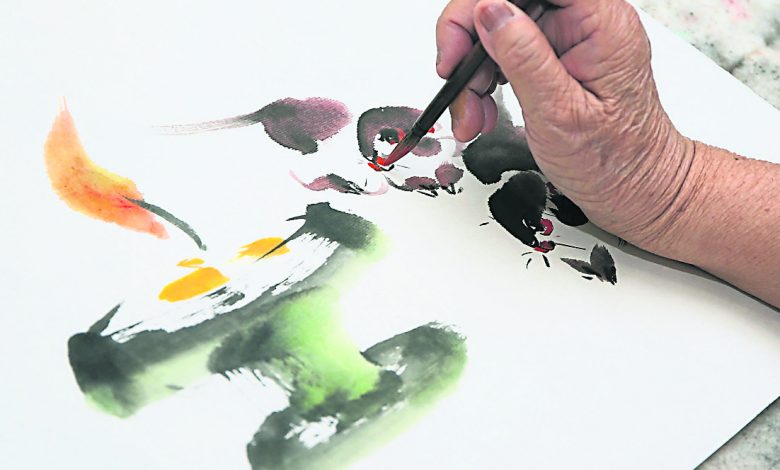 周雁梅每年都以水墨畫來繪出生肖的神韻。