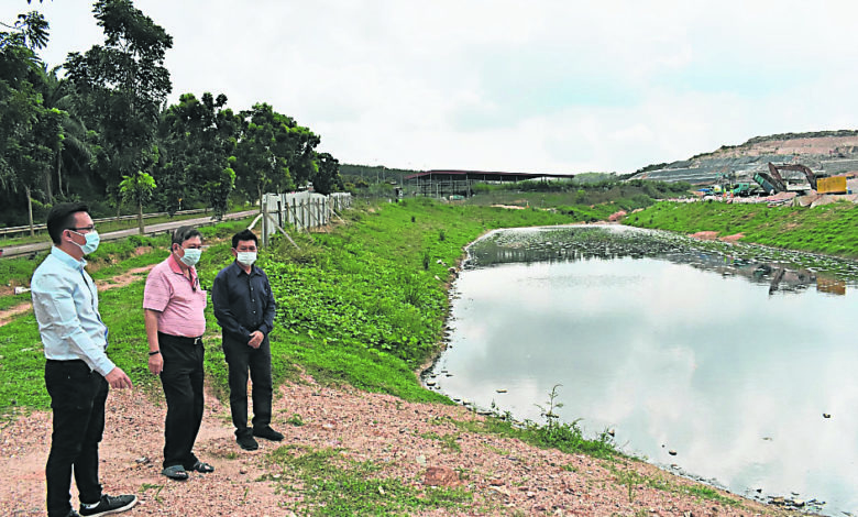 蔡求偉（左起）、戴佛淞及林千宏巡視雙溪烏浪垃圾山，找出河流受污染的源頭。