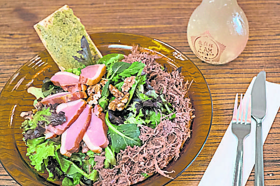油封鴨沙律
Duck Confit Salad：
這是一道熱點沙律。油封鴨肉片與撕成絲的鴨肉酥搭上新鮮生菜、切片牛油果和番茄。