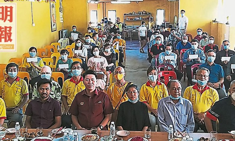 順德壇理事撥出3萬3千令吉捐助39個社團組織、學校，以及96名學生。前排右三與左四分別是劉林胜與黃思敏。第二排右四為黃忠瑞。