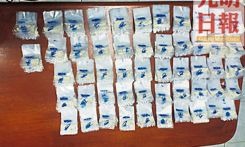 警方在車內尋獲624包小包裝的海洛因，市價約1萬5000令吉。