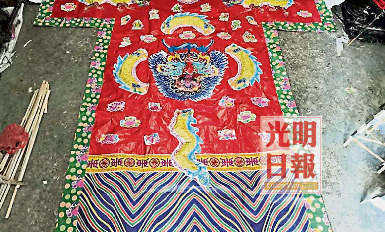 大仕爺龍袍紙紮是中元節暢銷紙紮品之一。