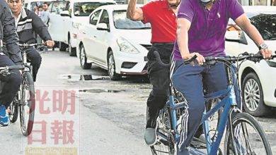 Photo of 偕家人回選區渡假 敦馬騎腳車巡交怡