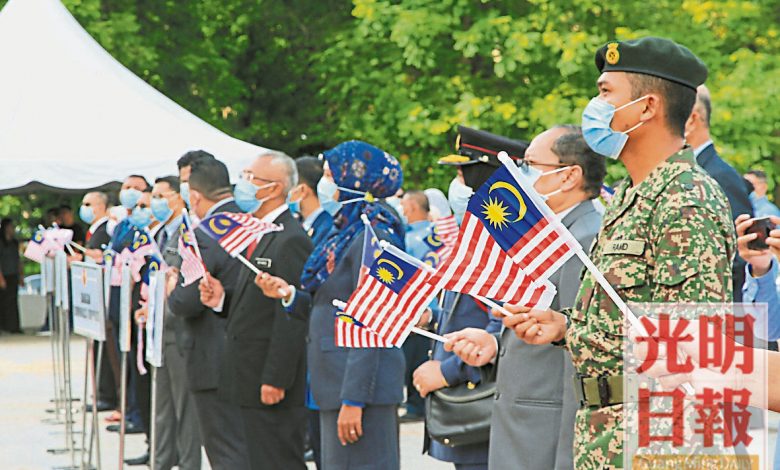 政府各單位委派代表參與在達魯阿曼州行政大廈舉行的國慶月推介禮。