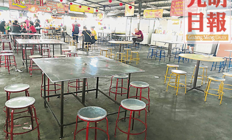 新邦瓜拉華人小販中心桌椅重新粉刷後，充滿了生機勃勃的色彩。