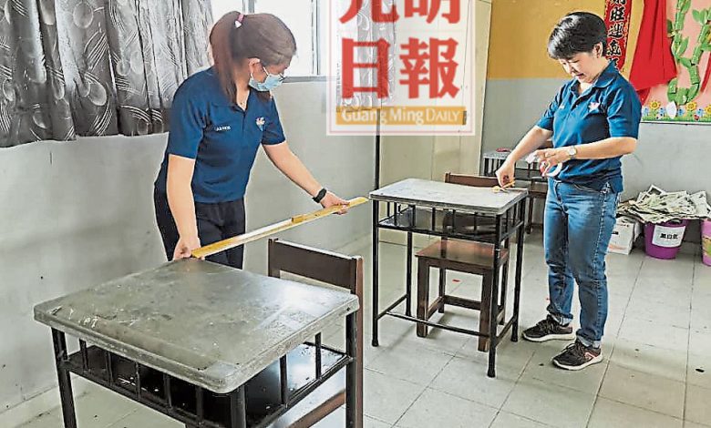 愛心家長幫忙校方為學生復課做好準備。