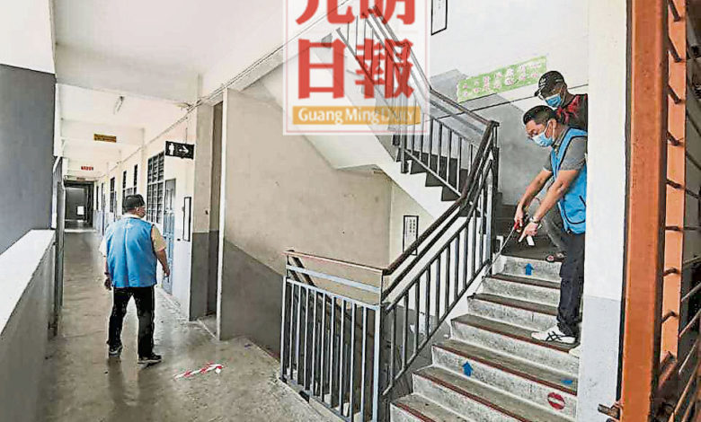校方規劃好單行走道，讓學生儘量減少接觸。