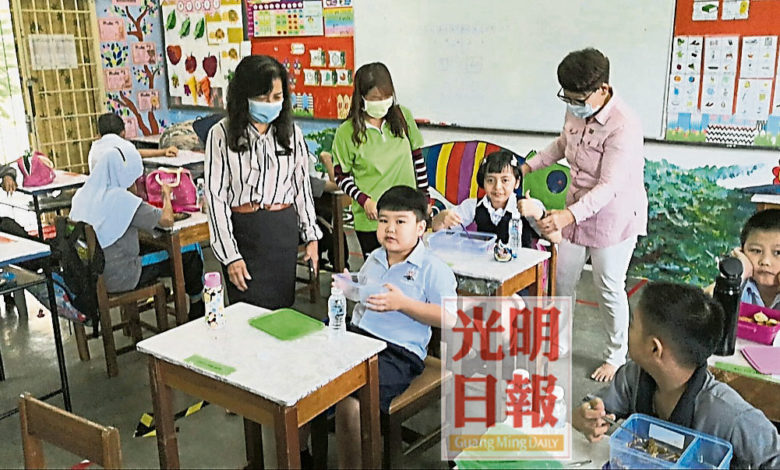 陳燕珠(右起)及周慧詩在李月華陪同下了解學生復課情況。