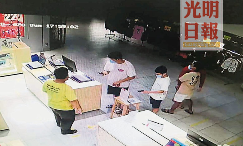 根據電腦店的閉路電視，疑用偽鈔購買電腦零件的青年入店時曾掃碼登記資料。