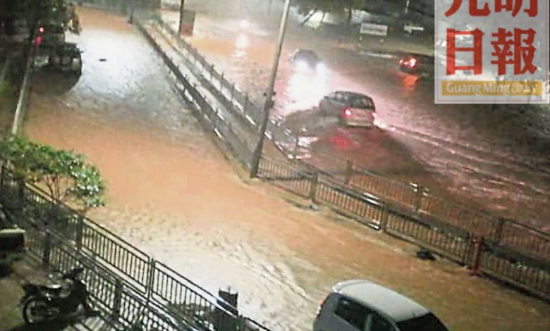 雨水完全覆蓋斯里章谷路路面。