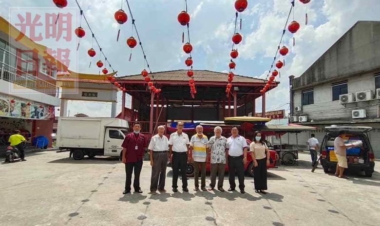 陸姮㗽（右起）、許寶發、馮志強、林李誠、楊慶傳、盧保欽陳振業于老戲台前合影。