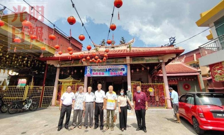 許寶發（左起）、馮志強、盧保欽、楊慶傳、林李誠、陸姮㗽、陳振業于百年廣福宮前合影。