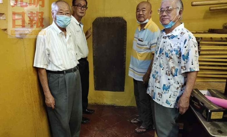 盧保欽（左起）、楊慶傳、林李誠及馮志強向媒体指出刻有“光緒廿七年”的石碑。