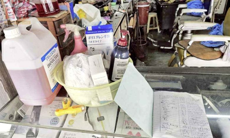 王木鎮耗了上千令吉添購各种防疫及消毒用品，根据防疫標准作業程序做生意，以保障顧客安全。