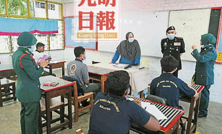 威北警區主任諾再尼親自到關稅村中學視察學校復課情況。