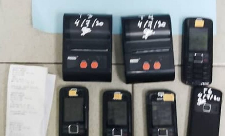 警方起獲現金、手機及打印機。