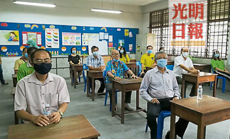 教室的桌椅按照標準作業程序重新安排。