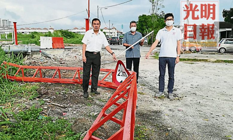 孫意志（左起）、鄭春在及鄺志祥巡視現場，了解限高架被撞毀的情況。