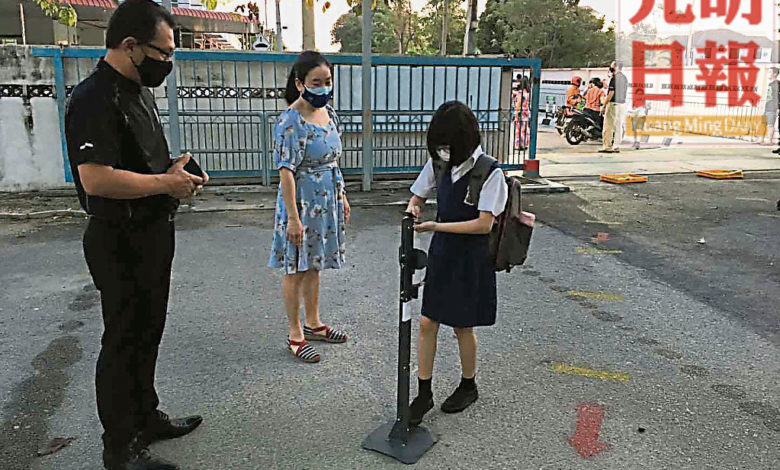 北海中華二校為學生准備腳踩式的免洗洗手液支架，以方便學生擠出消毒液洗手。左一為林界成。
