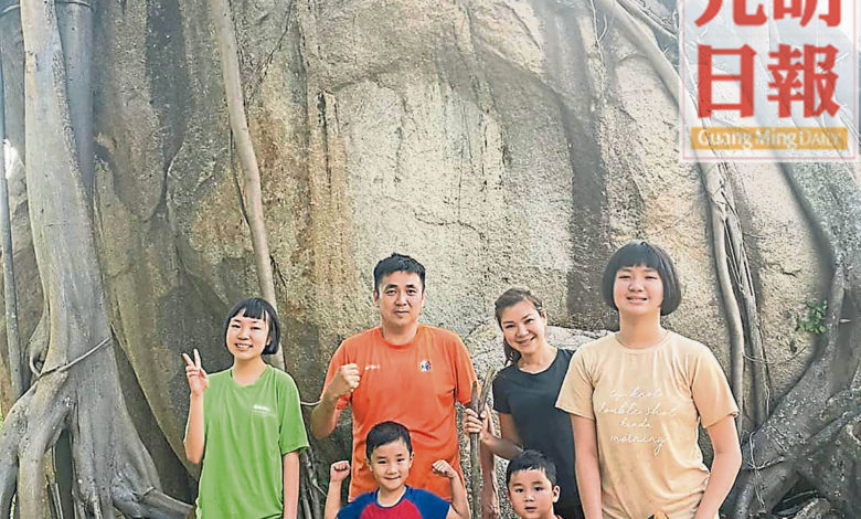 方美錸上週日與家人到石龍山的千年石打卡拍照。