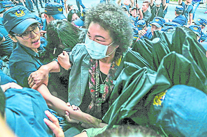 陳菊（中）在藍綠立委混戰中，突圍進入議場。