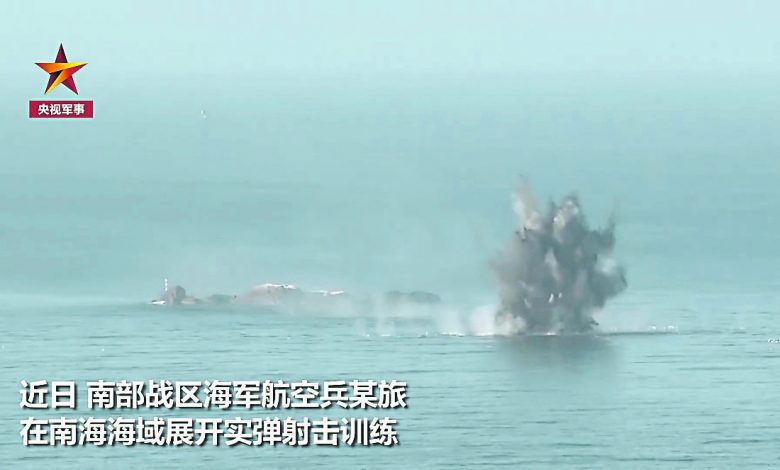 央視公布解放軍南海實彈射擊訓練的畫面，戰機對海上目標輪番打擊，發射數千枚彈藥。