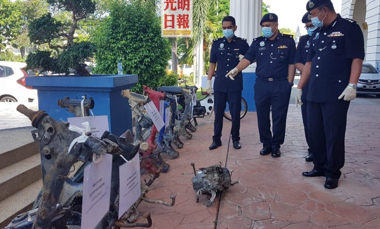 沙菲宜（左二）在警官陪同下，視察警方從河里撈獲的摩多殘骸。
