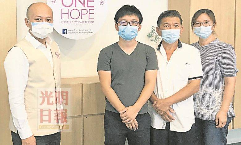 患有先心病的22歲阮麒天（左二）需要5萬令吉手術費，左為主席蔡瑞豪，右起為阮氏的父母許素華及阮國迅。