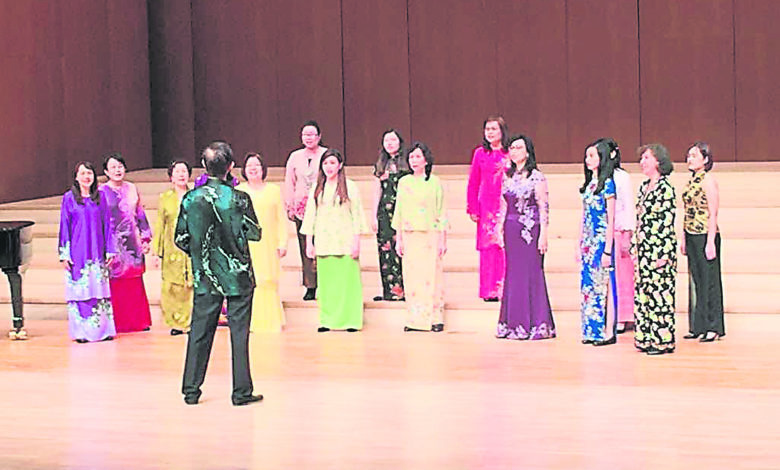 “鳳凰歌者合唱團”在韓國演出時穿上我國各民族傳統服飾，成了演唱會一道亮麗風景，吸引很多人要求合照。（受訪者提供）