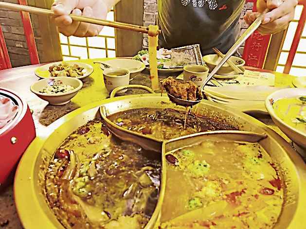中國火鍋的湯底在熬製時所選用的食材、香料配搭，非常獨具一格。