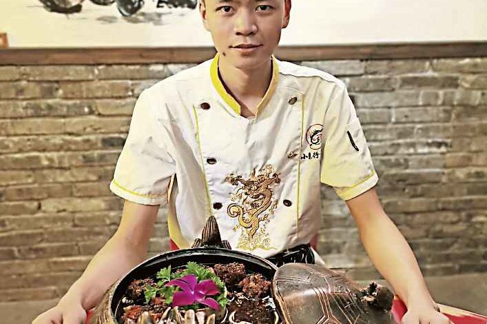張心願（26歲）是中國李派火鍋第三代嫡傳弟子，他從2011年開始學廚，目前是中國李派火鍋最年輕的廚師。