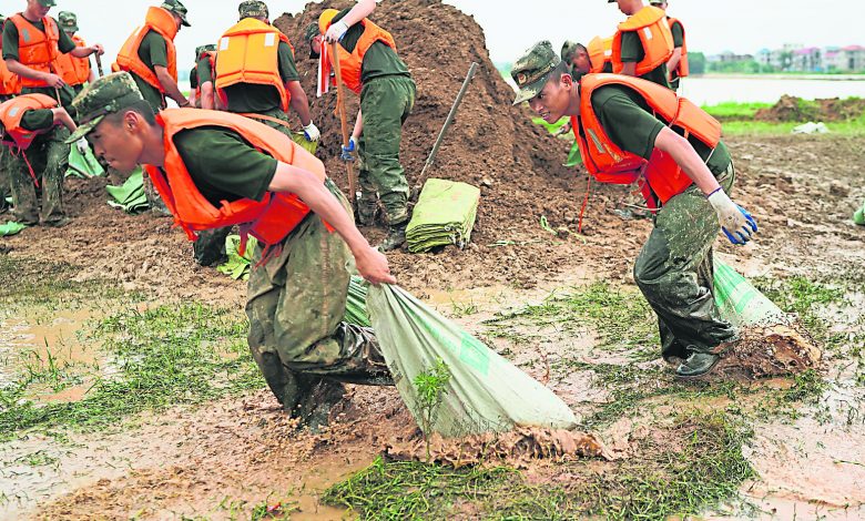 江西省軍區出動民兵隊伍參與抗洪搶險。