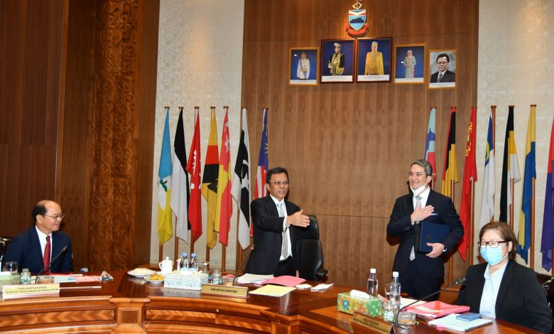 沙菲益（左二）在主持州内阁会议前，向两名副首长拿督斯里马迪乌斯登敖（左）及拿督刘静芝（右）介绍沙巴新任州律政司苏观山（右二）。