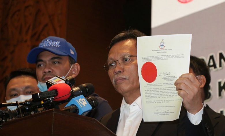沙菲益（右）展示州元首敦朱哈同意解散州議會的同意書。