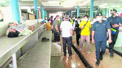 Photo of 仁保警區主任親自到大巴剎 張貼華文版防疫海報