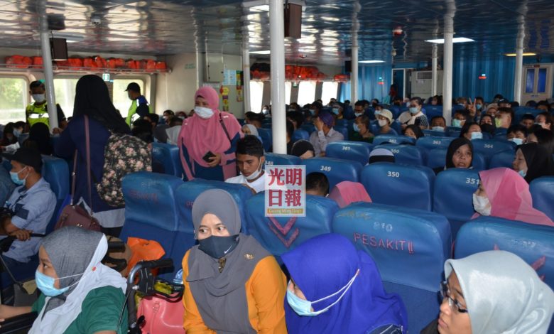 客船乘客被規定在搭船期間須戴上口罩。