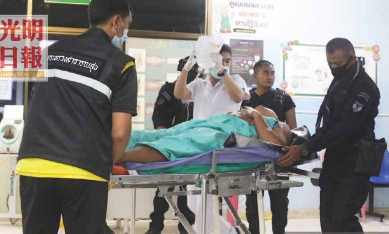 被鎗擊受傷的叛亂分子成員緊急送院治療。