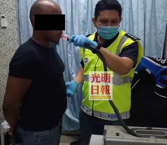 外籍男子接受酒精檢測，證實超標。