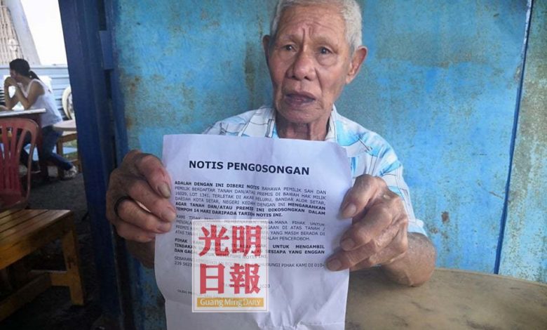 劉南泰向媒體出示地主發給小販們，要收回地段的信函。