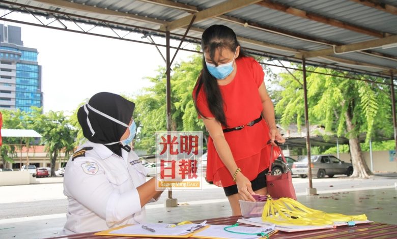 家長陸續到學校領取孩子的二維碼名卡。