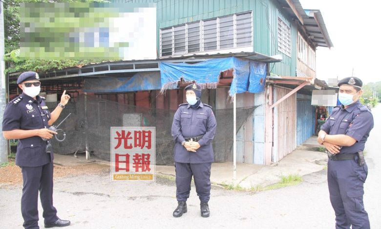 警官祖海山（左起）與警員到被指爆發感染群的扁擔飯店外巡視，並指該店在24日已被喻令停業兩周。