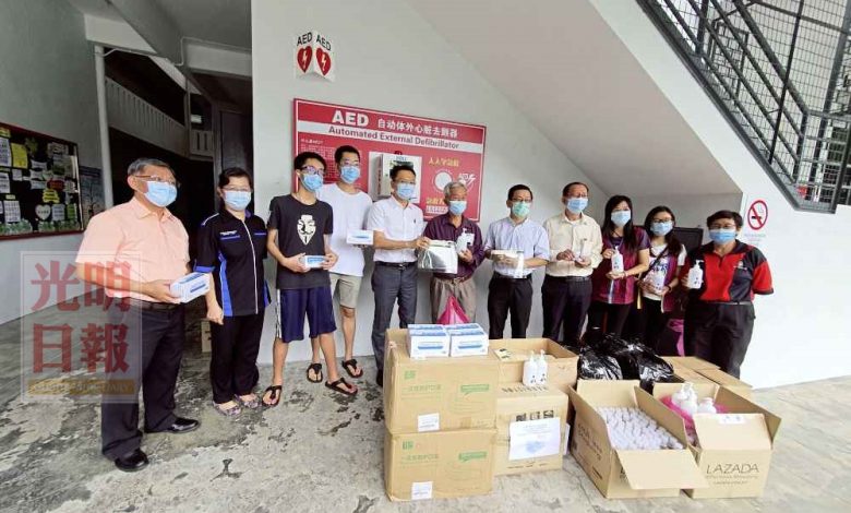 楊順興(左五)見證移交物資予公民二校師生使用。左起陳銳國、賴蓮華、吳室毅、吳師論、李受廷、林唐欣、吳亞華、陳月美及張欣妍等。