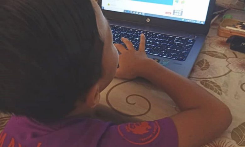 小學生善用浮羅創客空間，借用手提電腦上網課。
