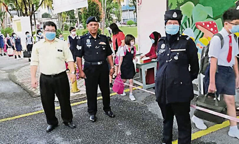 浮羅崇德小學校長陸志宏（左一）感謝警方派員支援維持學生返校安全與秩序。